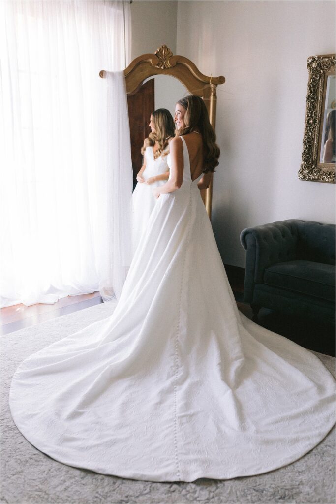 bride getting ready at stoney ridge villa in fort worth Texas